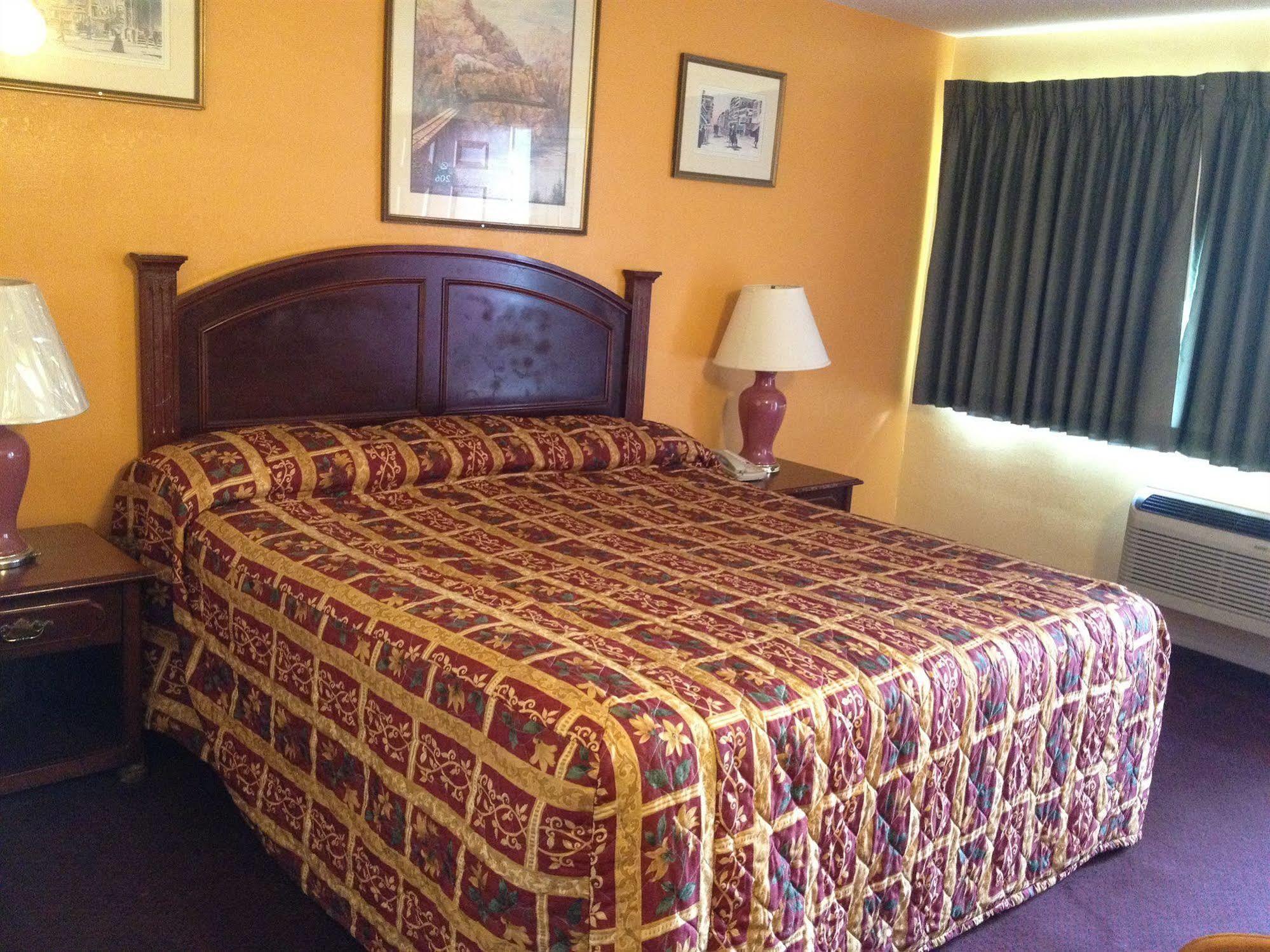 Budget Inn Of America Medford Exterior photo